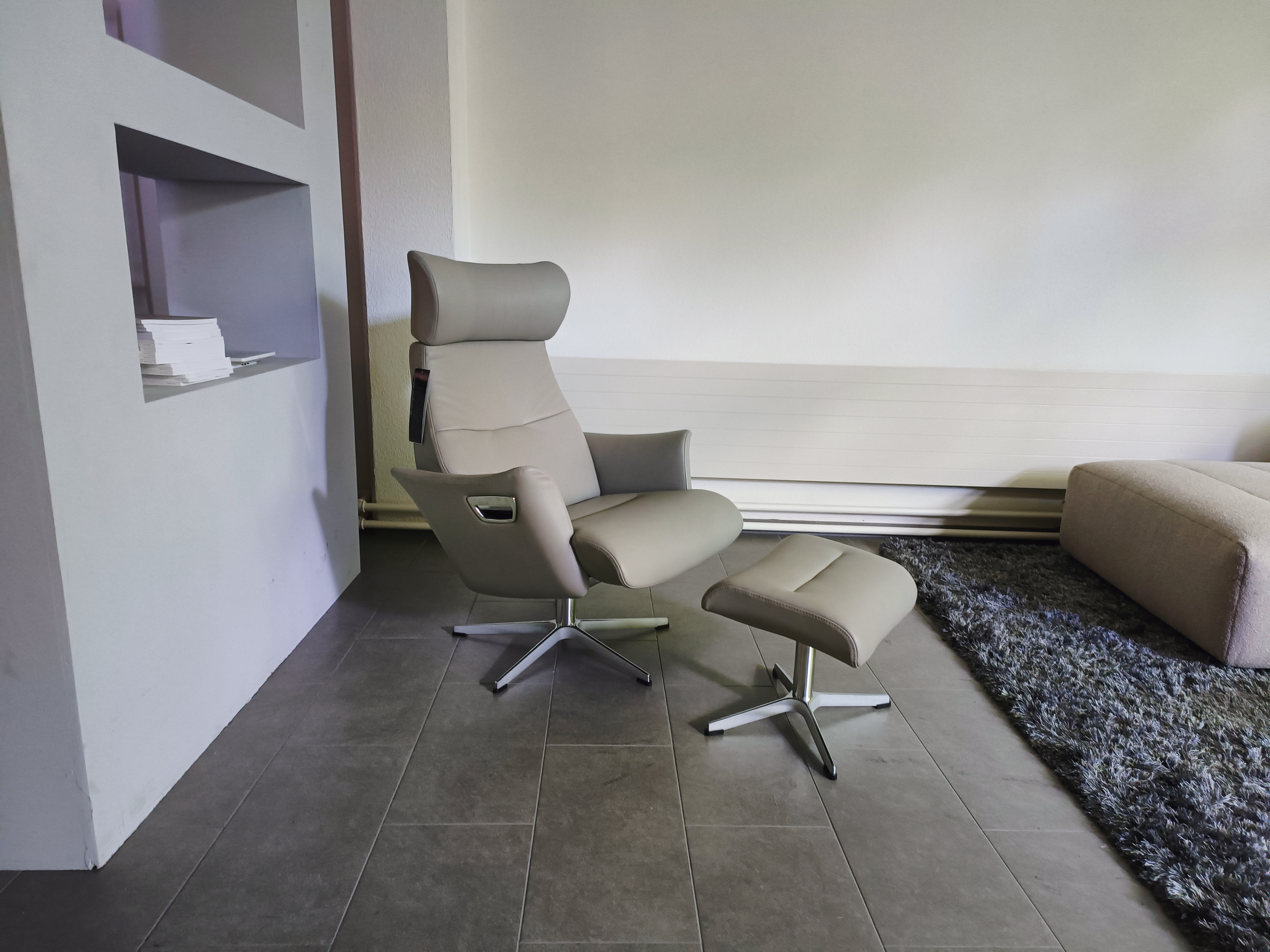 Beyoung Sessel in Leder hellgrau